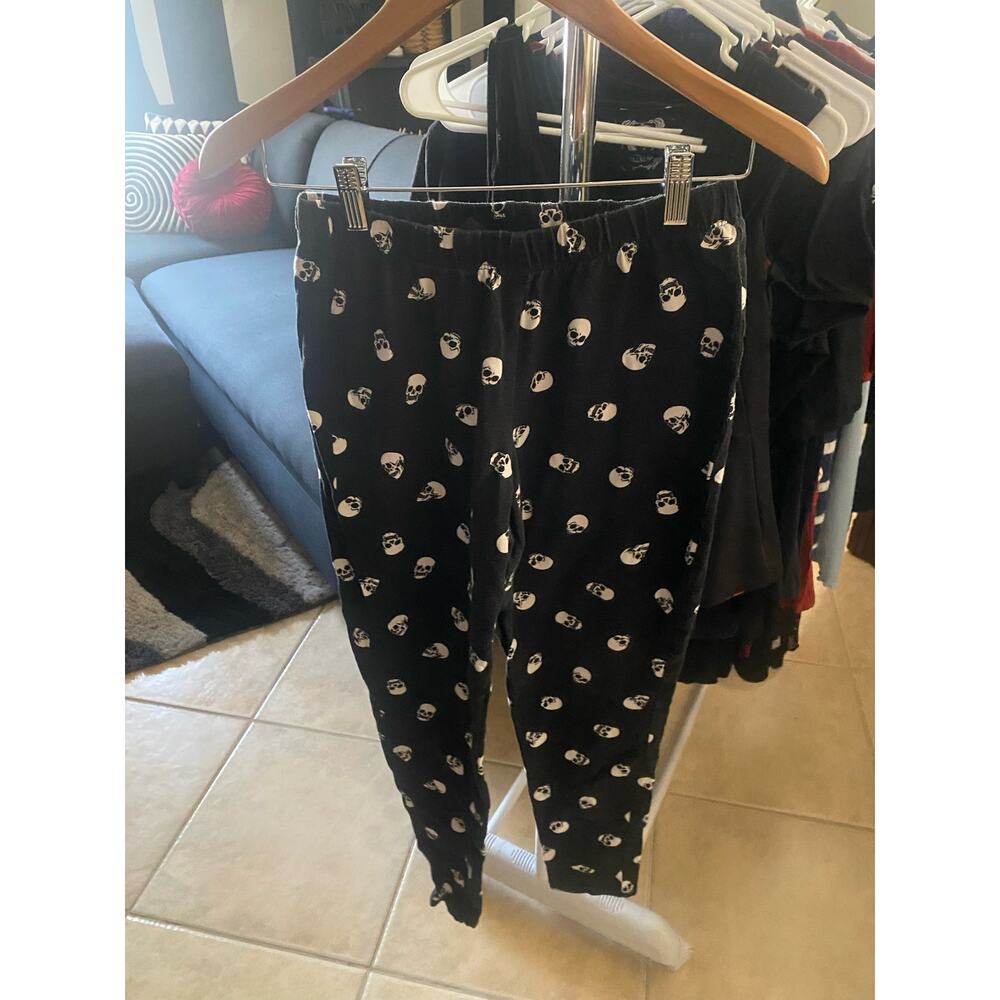Midnight hour skull leggings.